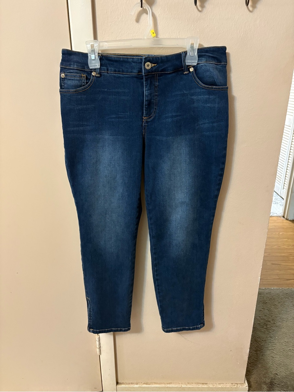 Chicos So Slimming Ankle Zippered Jeans Sz 2 or 12/14 waist 34. Inseam 27